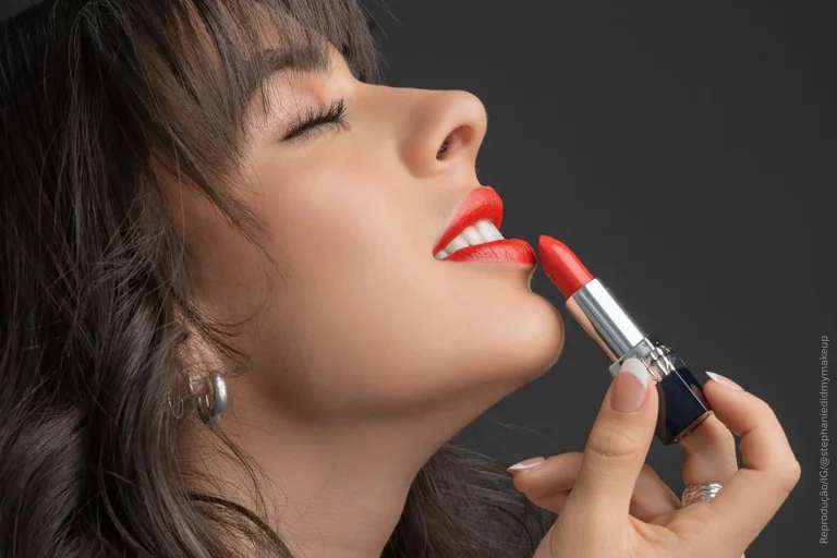 Mulher aplicando o batom 999 dior no acabamento acetinado