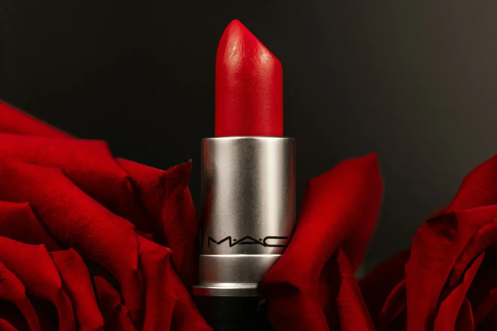 Imagem de um batom vermelho MAC, destacando o Ruby Woo, o batom mais vendido e icónico da marca.